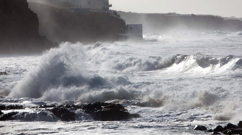 Det er ikke usædvanligt, at Tenerife bliver ramt af voldsomt vejr og store bølger. I starten af november omkom tre personer, og flere blev såret, efter en stor bølge ramte ved en mole. (Arkivfoto). - Foto: Desiree Martin/Ritzau Scanpix