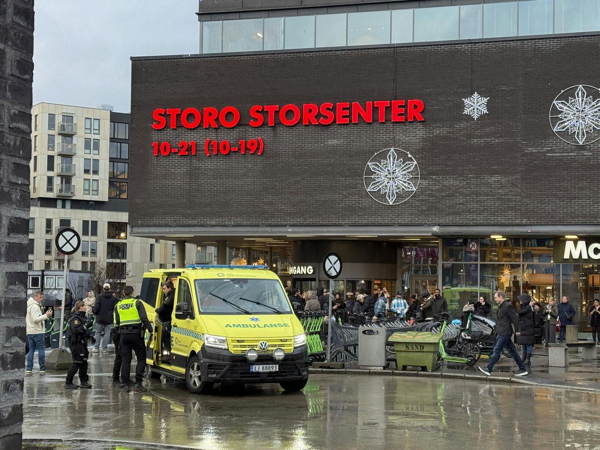 Storo Storsenter blev lukket helt ned, og kunderne evakueret, indtil der kom styr på situationen.