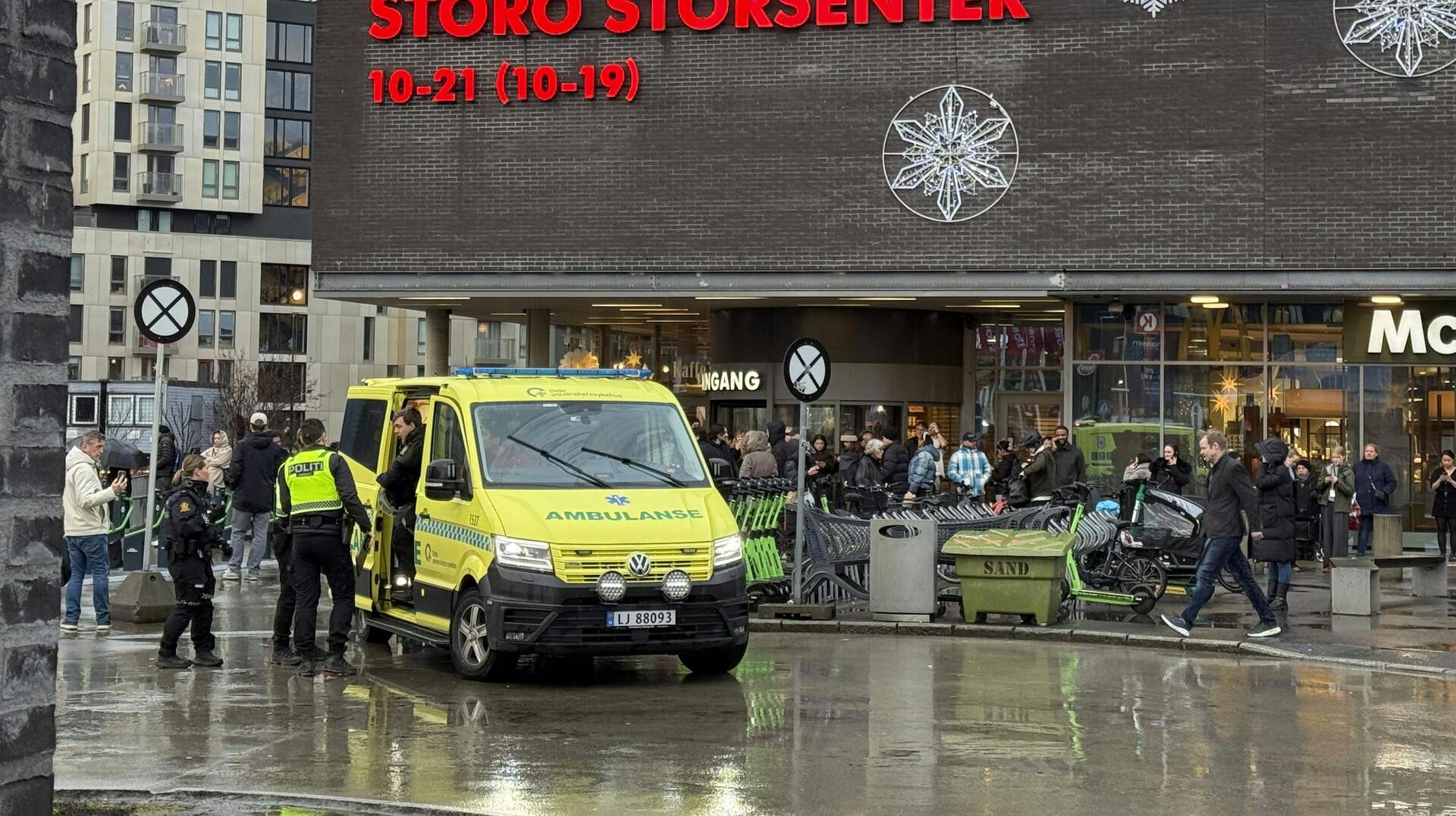 Storo Storsenter blev lukket helt ned, og kunderne evakueret, indtil der kom styr på situationen.