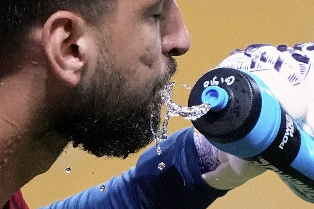 Spillerne ved næste sommers VM får ekstra muligheder for at drikke under kampene. Her er det den daværende PSG-keeper Gianluigi Donnarumma, der får en slurk under sommerens VM for klubhold. (Arkivfoto). - Foto: Brynn Anderson/Ritzau Scanpix&nbsp;