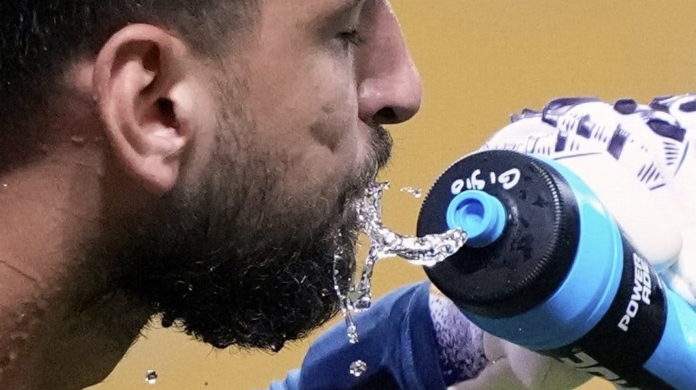 Spillerne ved næste sommers VM får ekstra muligheder for at drikke under kampene. Her er det den daværende PSG-keeper Gianluigi Donnarumma, der får en slurk under sommerens VM for klubhold. (Arkivfoto). - Foto: Brynn Anderson/Ritzau Scanpix 