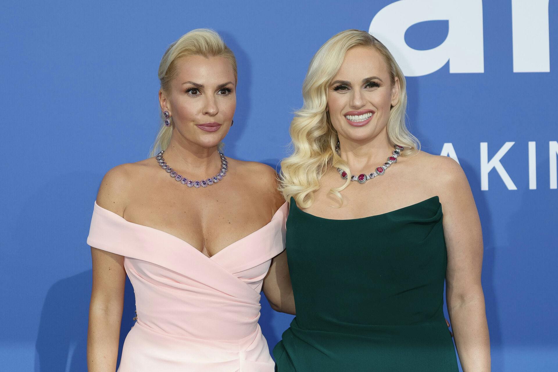 Ramona Agruma (tv.) og Rebel Wilson (th.).