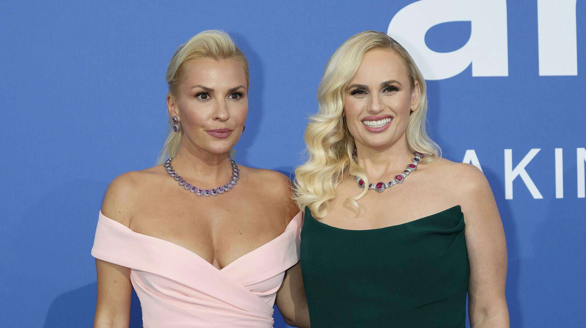 Ramona Agruma (tv.) og Rebel Wilson (th.).