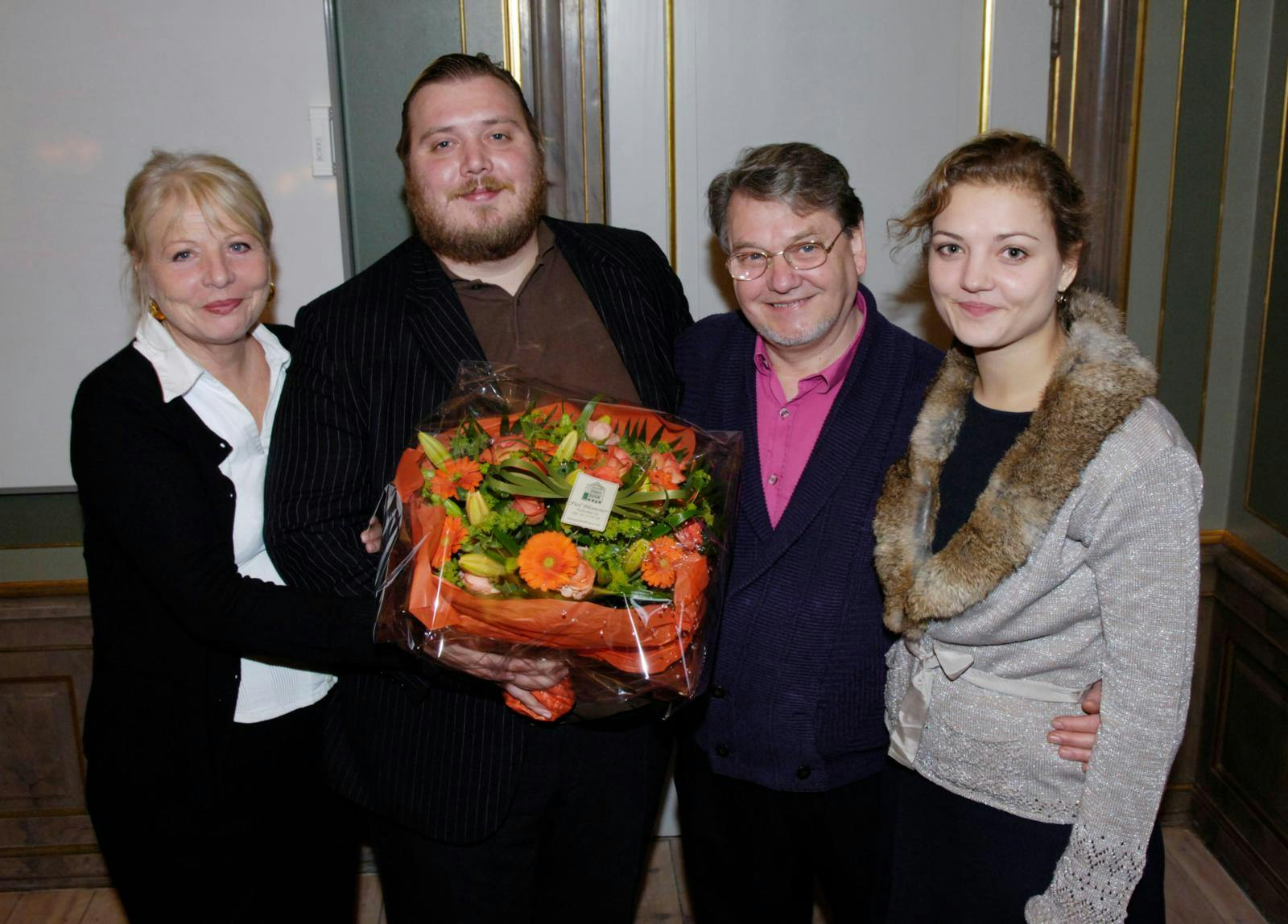 Christoffer Bro fik børnene Anders Peter, Nicholas og Laura sammen med Helle Hertz. De er alle tre gået i deres forældres fodspor og blevet skuespillere.