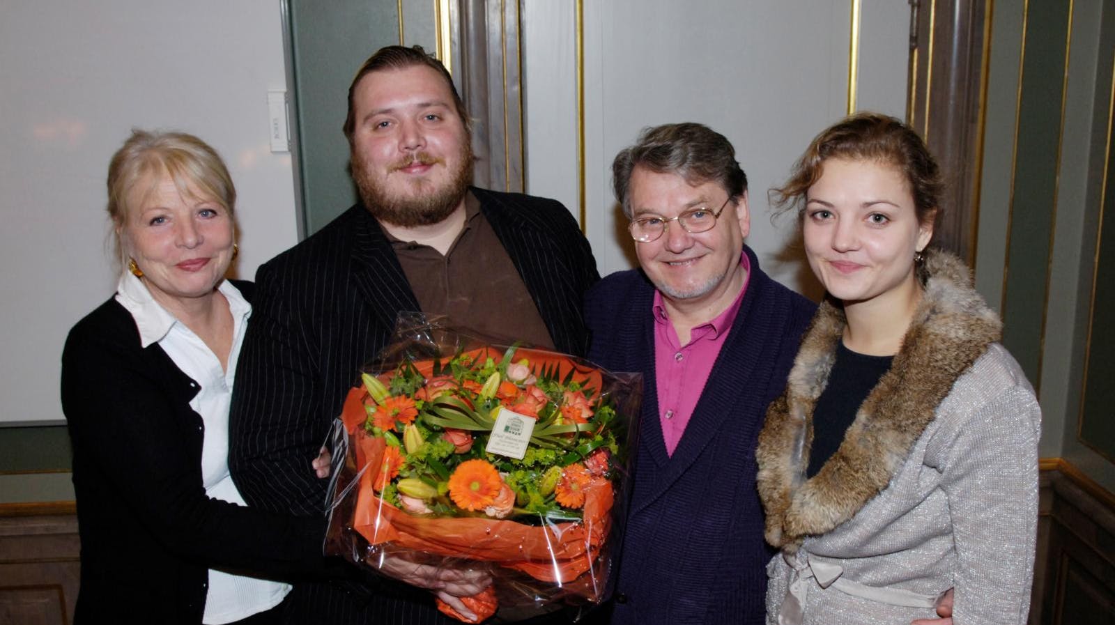 Christoffer Bro fik børnene Anders Peter, Nicholas og Laura sammen med Helle Hertz. De er alle tre gået i deres forældres fodspor og blevet skuespillere.