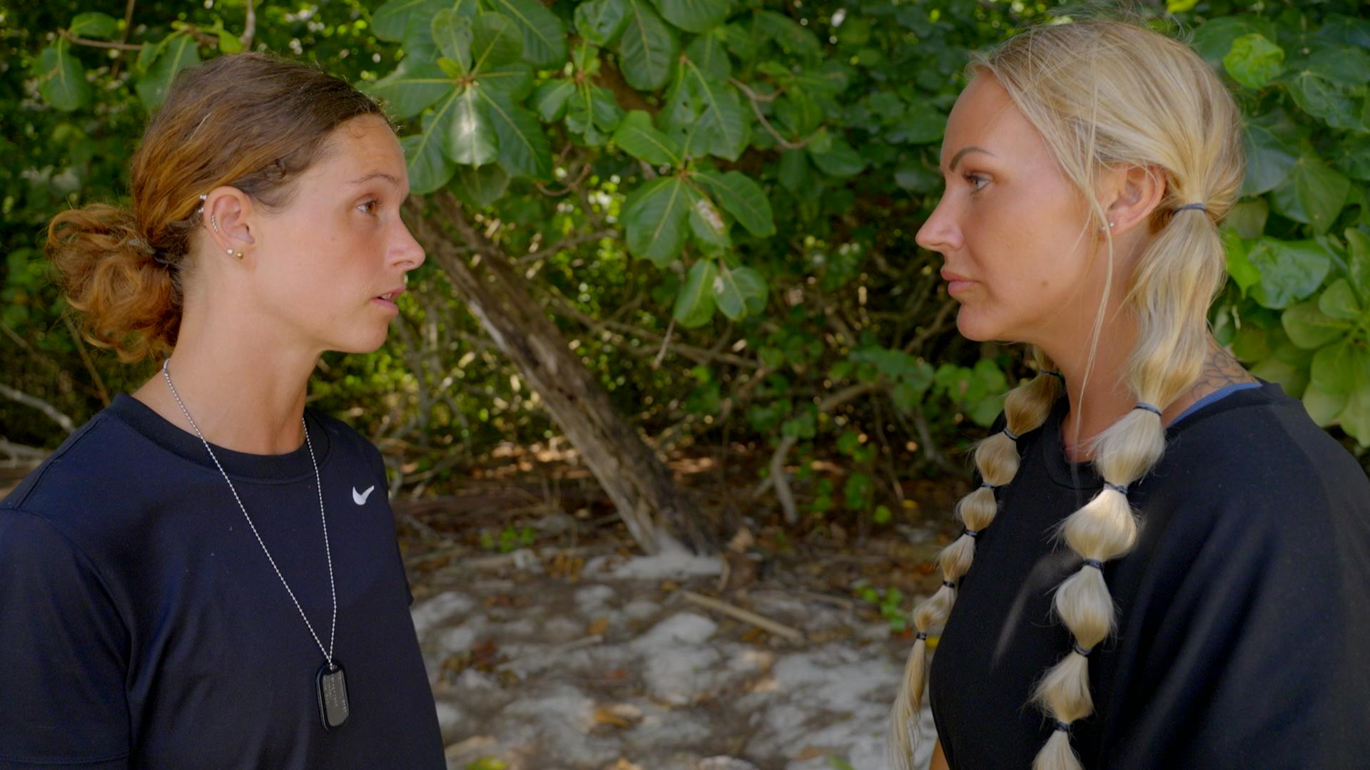 Trine går direkte til Line og fortæller, at Tanja netop har smidt hende under bussen. Det kunne Line aldrig finde på at gøre mod Tanja, siger hun, mens hun forsøger at overbevise Trine om, at det er med vilje, at hun er gået under radaren.