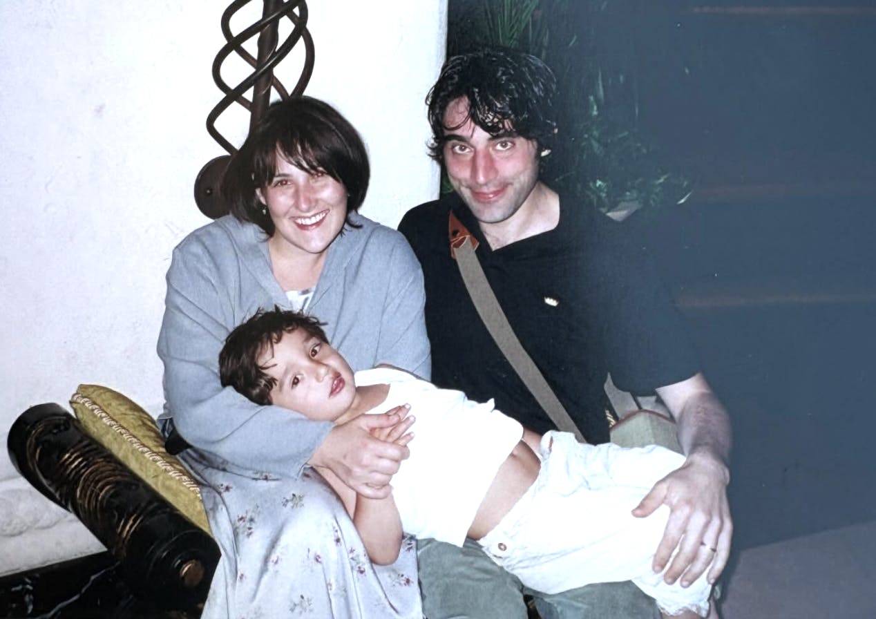 Det er billeder som dette, kassen på loppemarkedet var fyldt med.