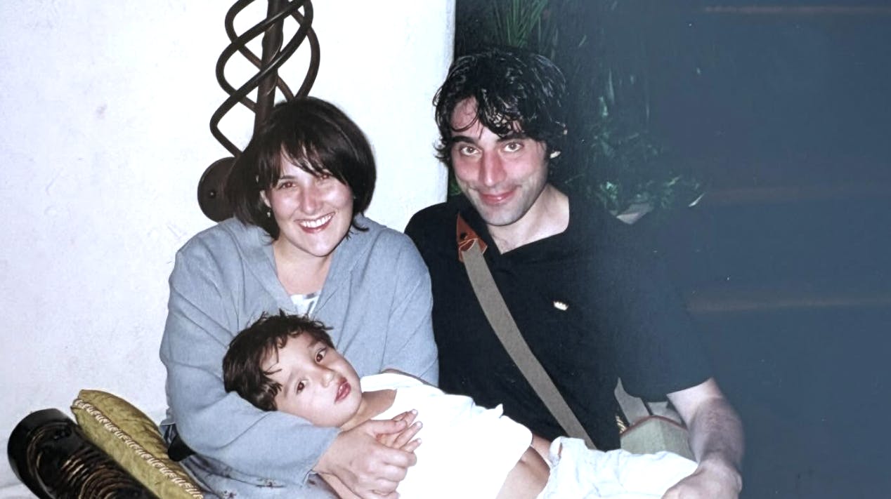 Det er billeder som dette, kassen på loppemarkedet var fyldt med.