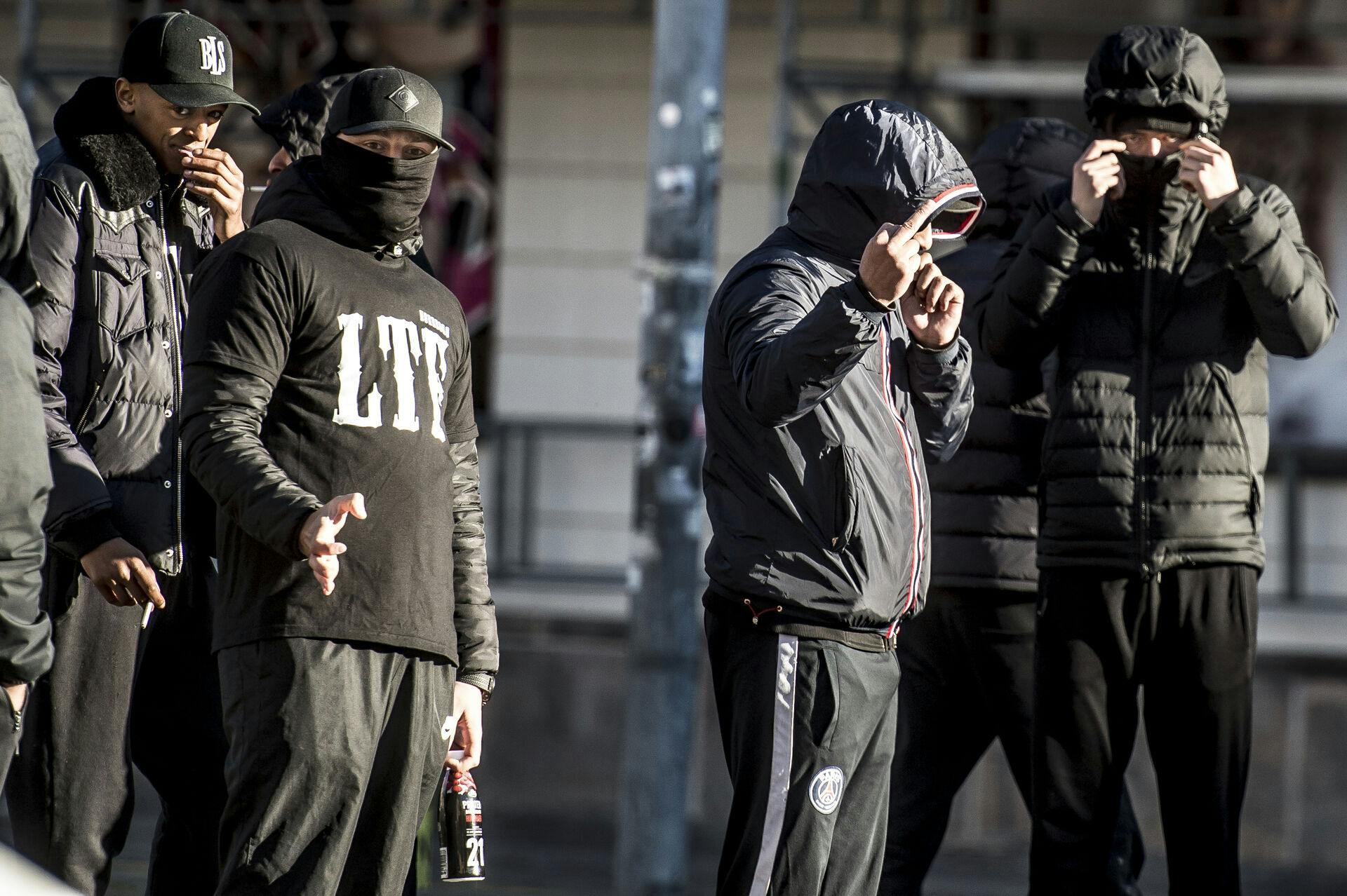 Medlemmer af Loyal To Familia samlet ved Københavns Byret for år tilbage.