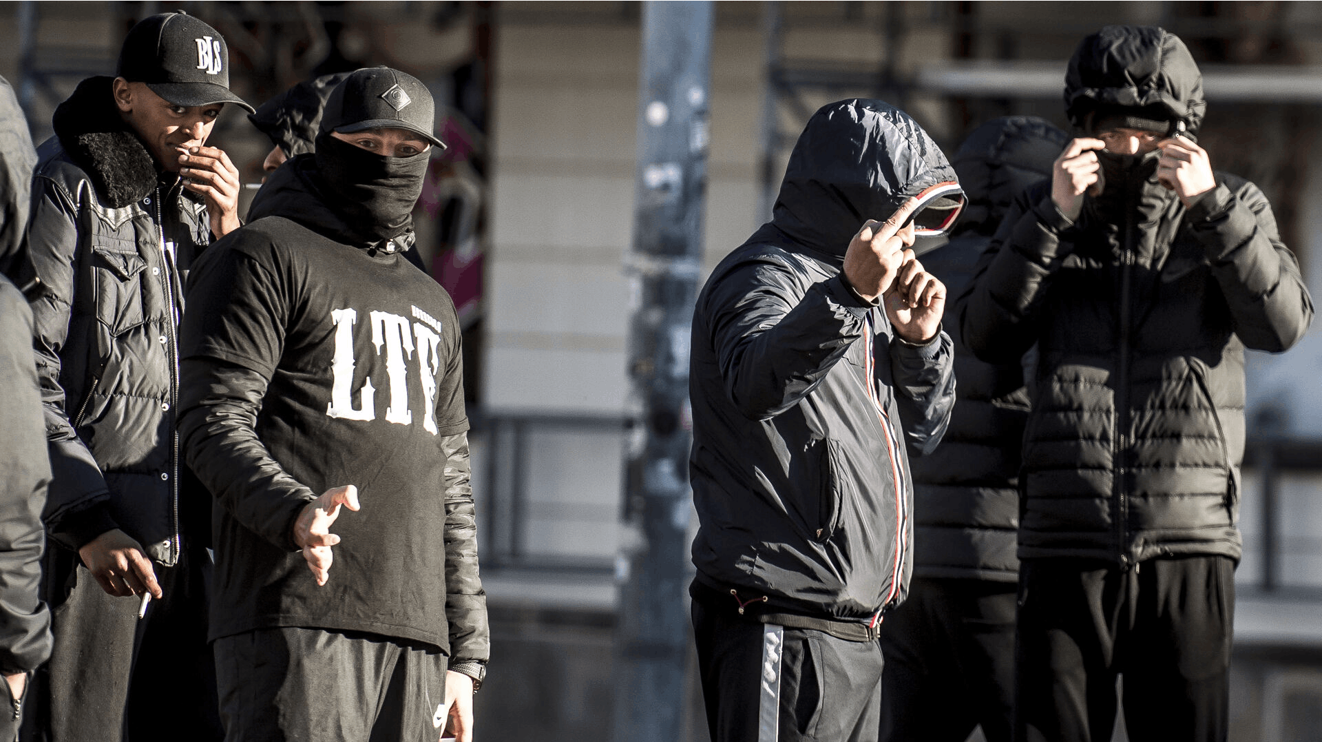 Medlemmer af Loyal To Familia samlet ved Københavns Byret for år tilbage.