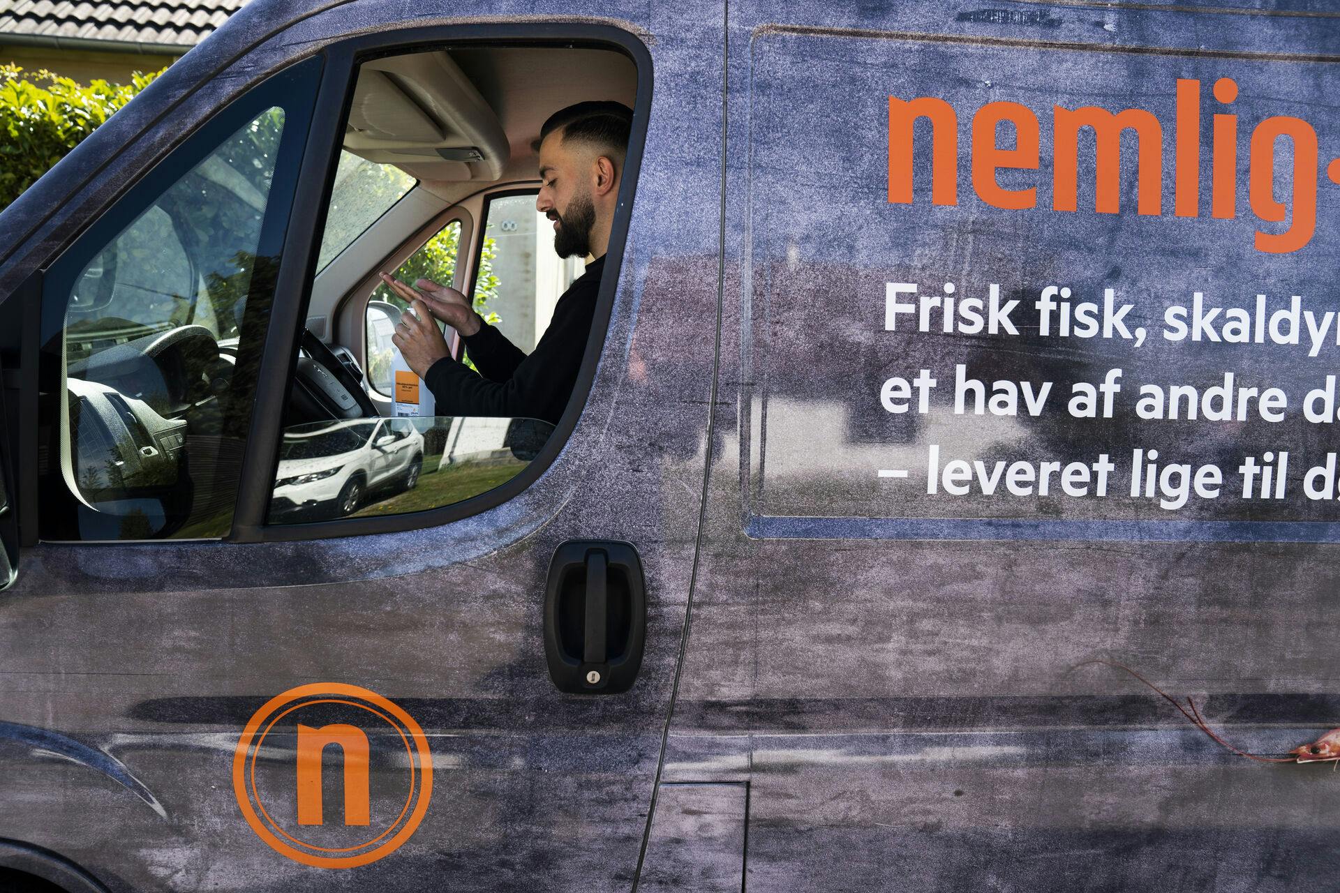 Nemlig præsenterer et stort underskud.