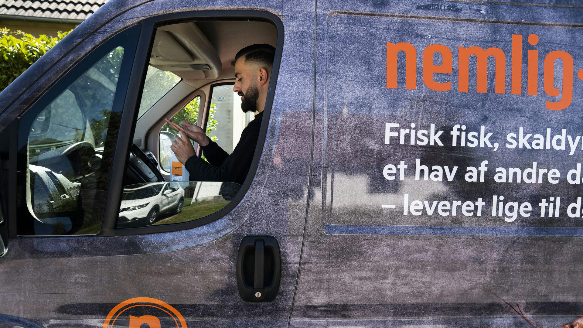 Nemlig præsenterer et stort underskud.