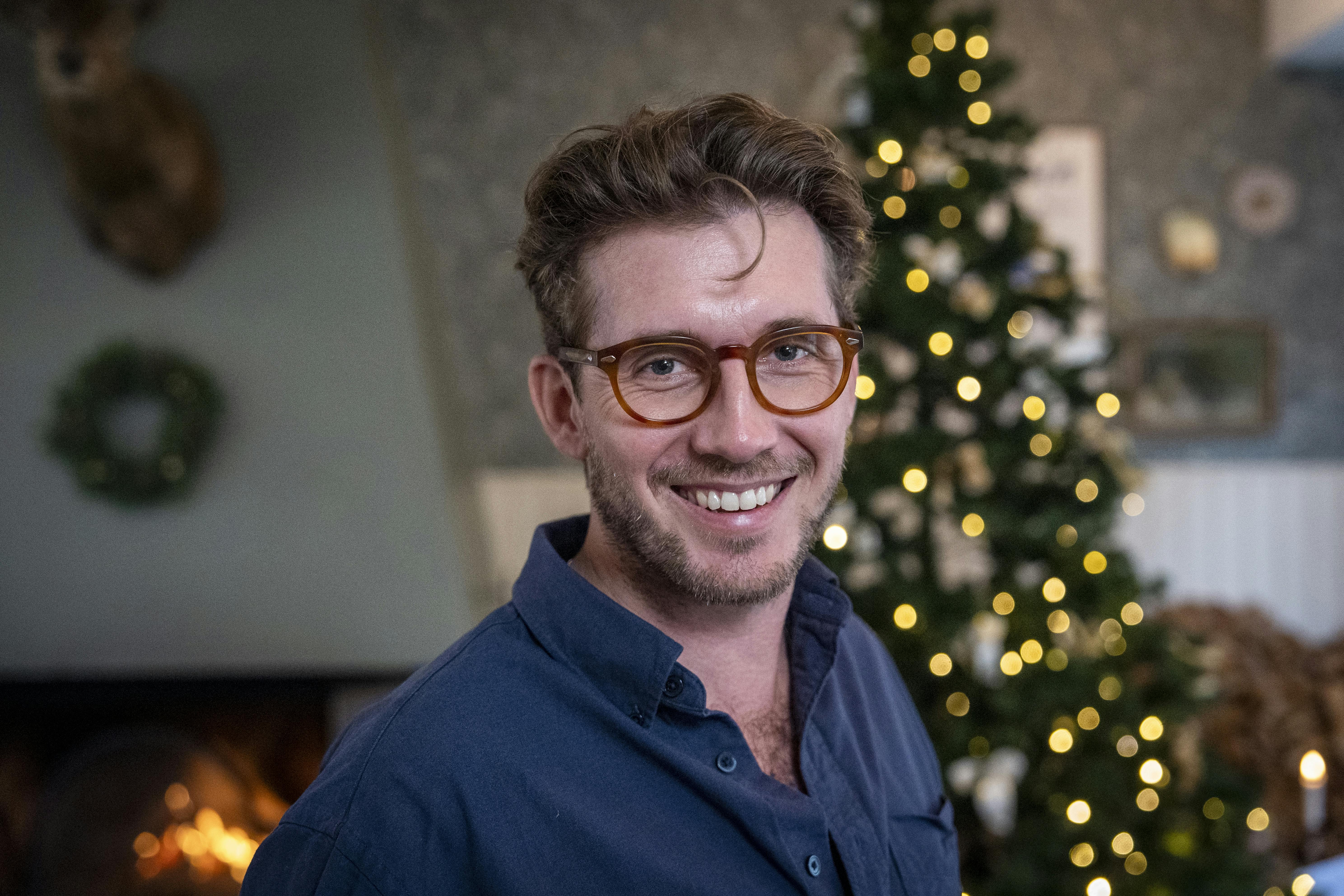 Sebastian Jessen fik lov at udleve sin mørke side i rollen som Holger Rasmussen i "Valdes jul - Vintermiraklet". 