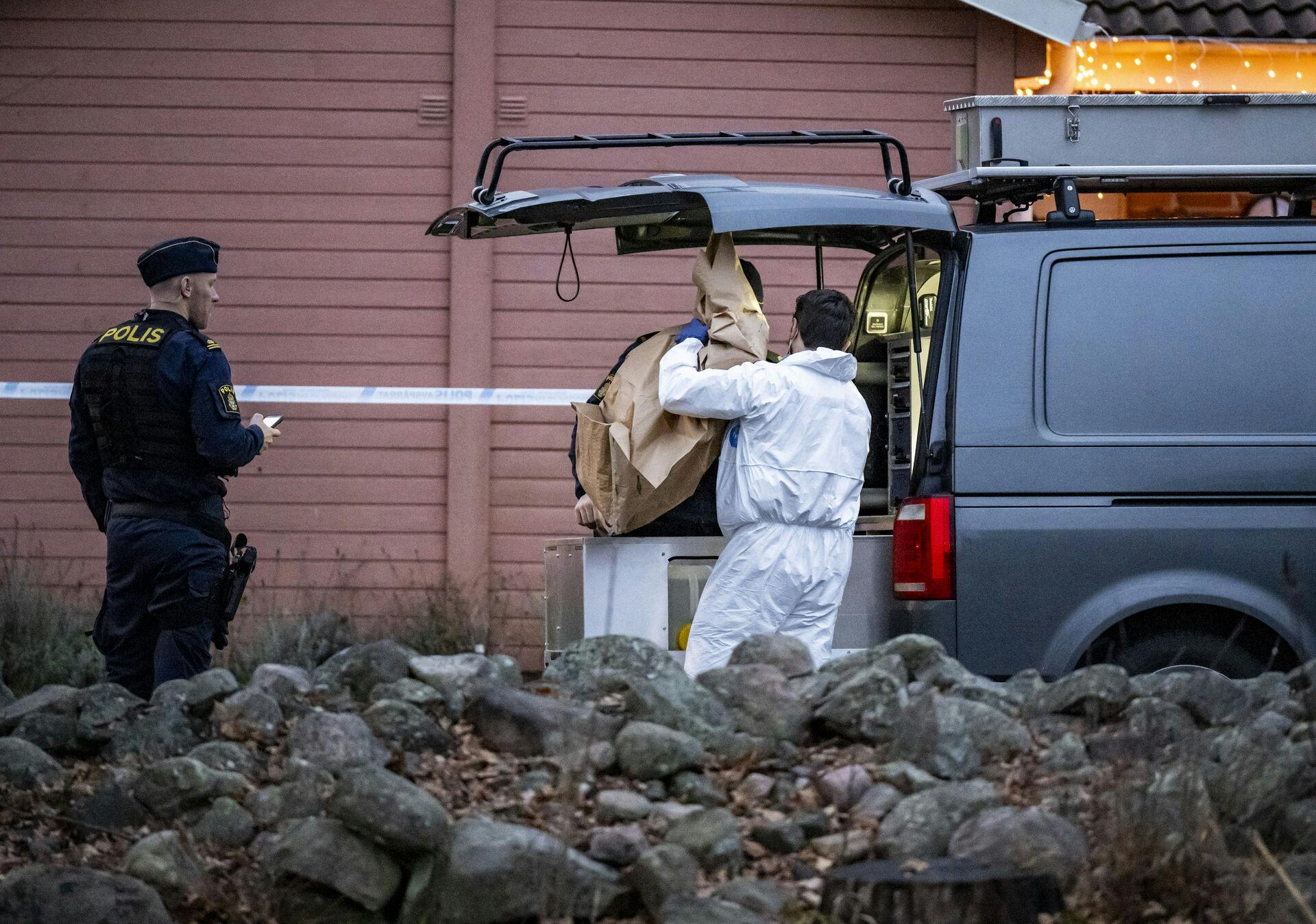 Politiet er til stede i området og foretager undersøgelser. 