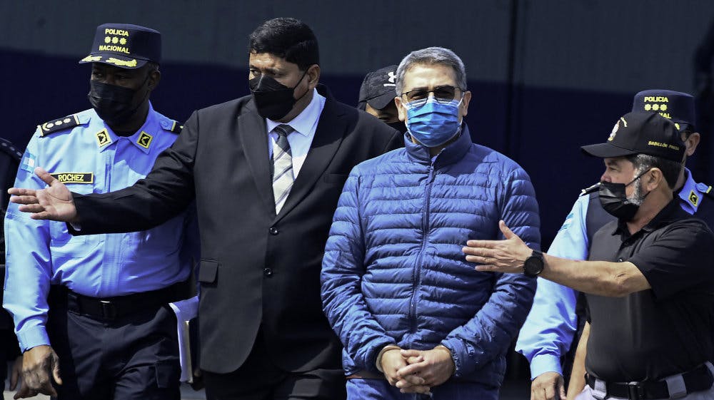Honduras ekspræsident Juan Orlando Hernandez med det blå mundbind blev i 2022 udleveret fra Honduras til USA, hvor han sidste år blev idømt en dom på 45 års fængsel. Honduras vil have ekspræsidenten anholdt, efter at Donald Trump i november valgte