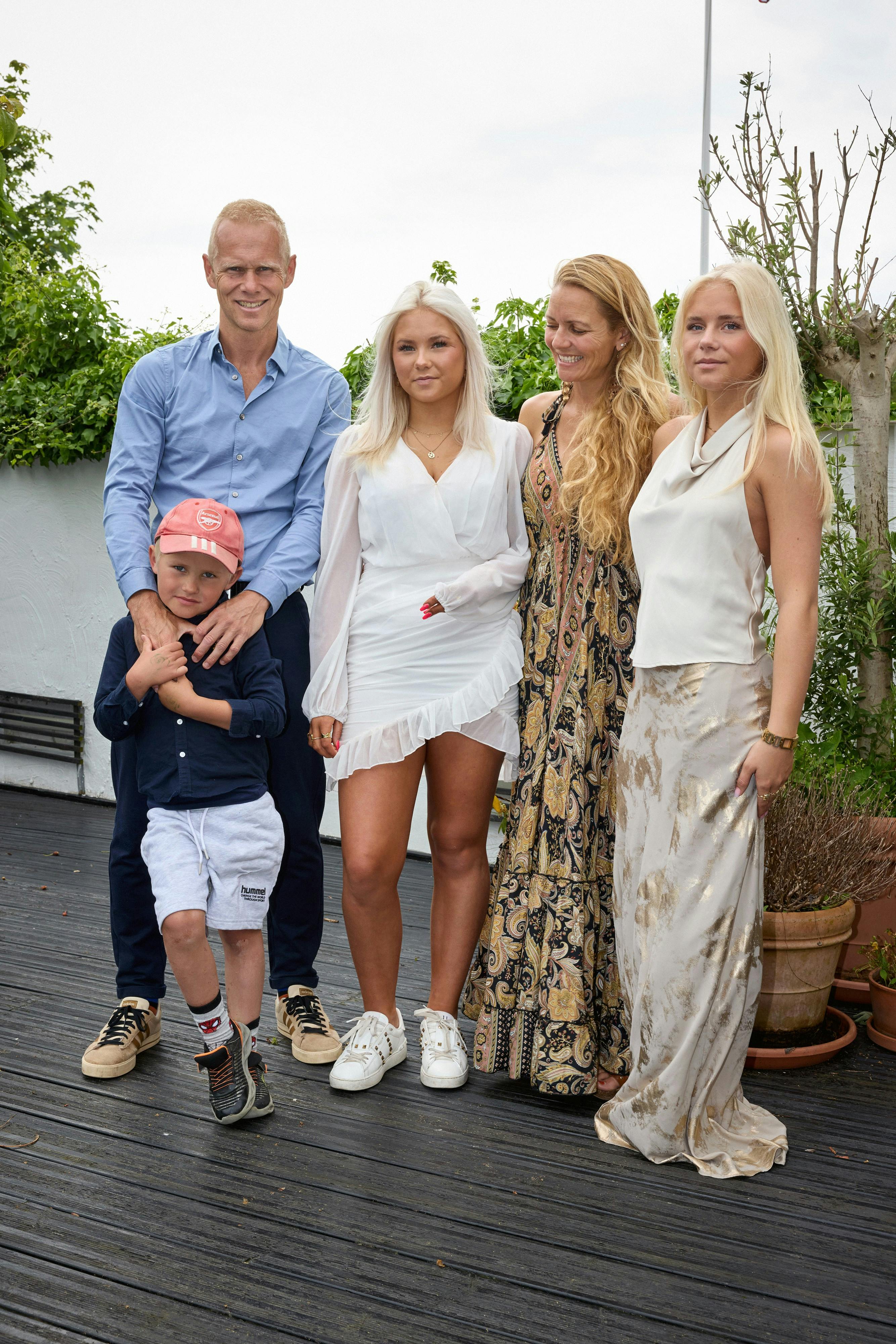 Her er hele familien samlet. Frederik står med Sofus på syv år. I midten er det Maja, som nu er 17, og yderst til højre er det den ældste datter, Laura, som er 18.