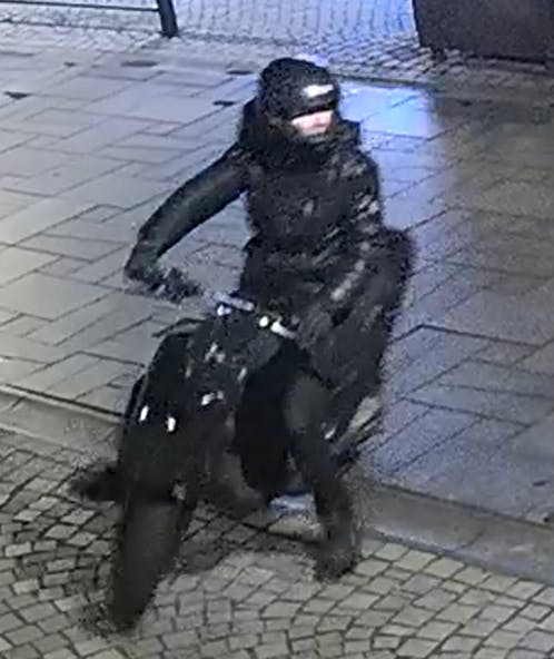 Der var to unge personer på hver deres scooter tæt på gerningsstedet. Det er dem, politiet vil have fat på.
