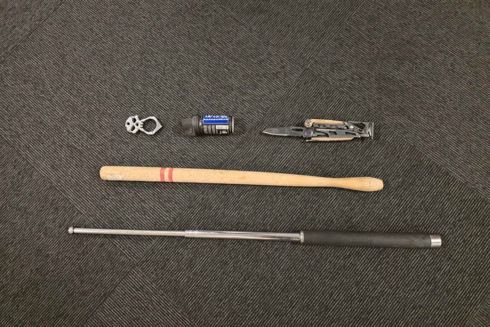 Politiet beslaglagde en række våben herunder et knojern og en kniv i en kiosk på Vesterbro under en kontrolaktion 26. november.