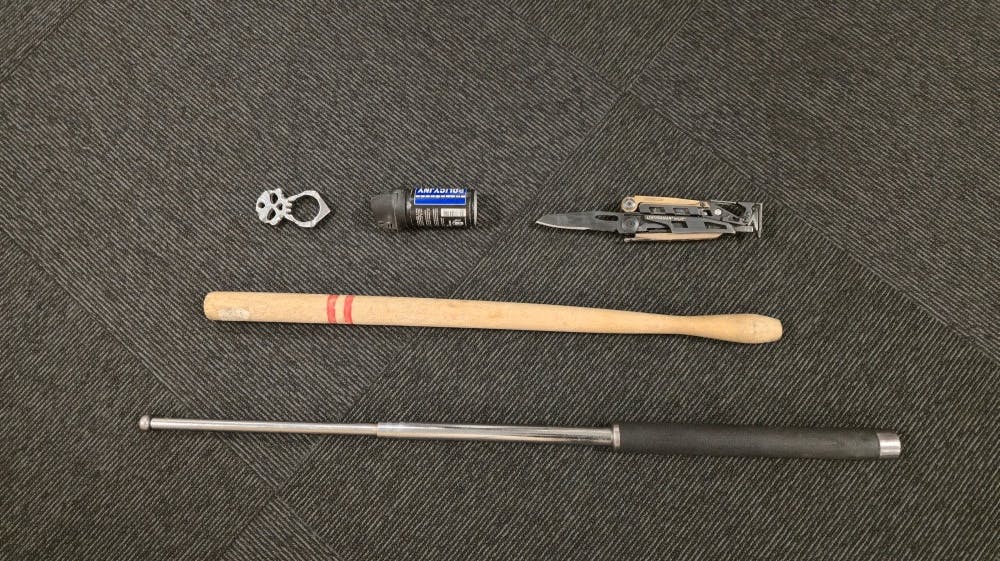 Politiet beslaglagde en række våben herunder et knojern og en kniv i en kiosk på Vesterbro under en kontrolaktion 26. november.