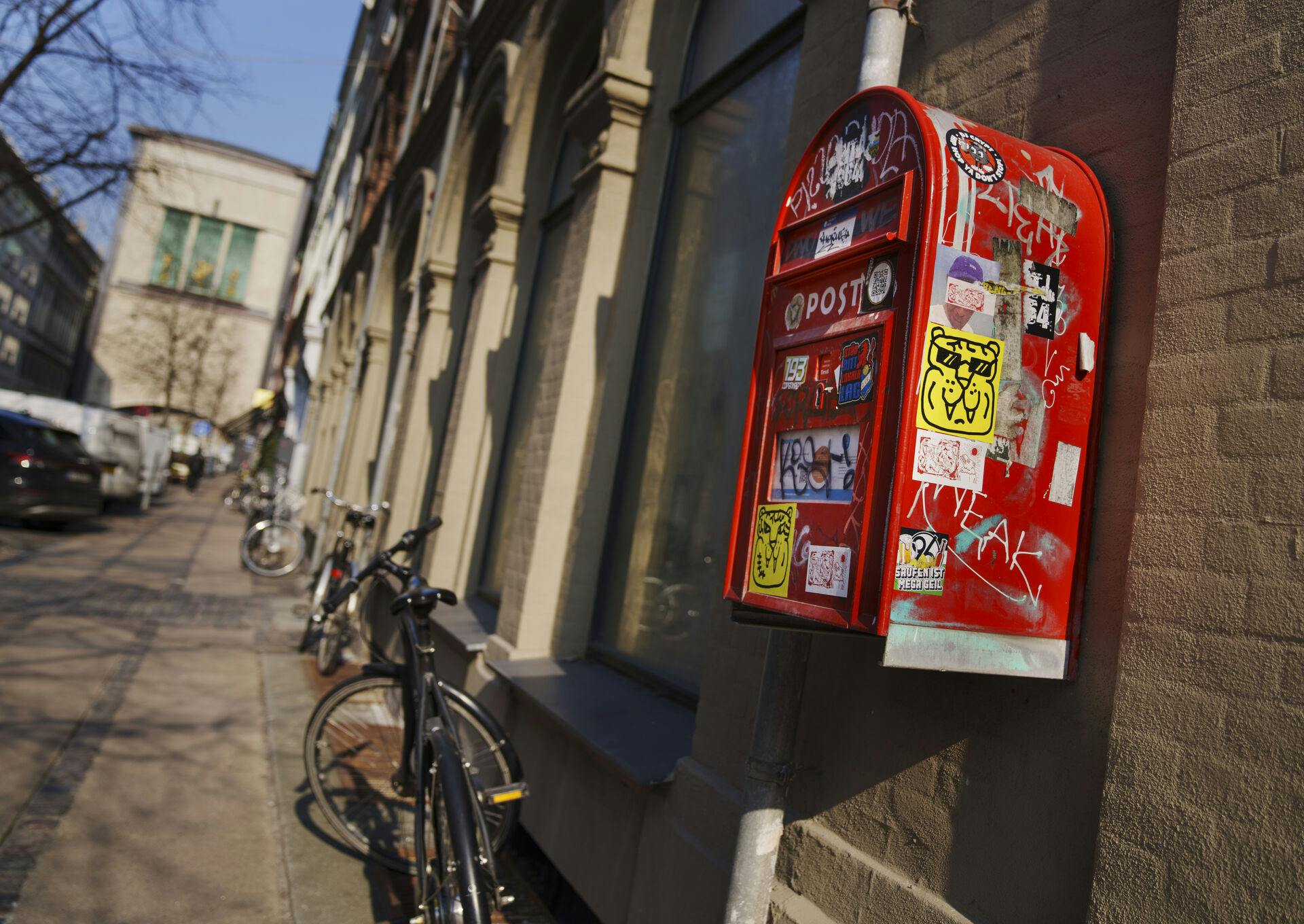 En æra slutter, og en ny begynder. De ikoniske røde postkasser fra PostNord bliver nu sat til salg til fordel for Danmarks Indsamling.