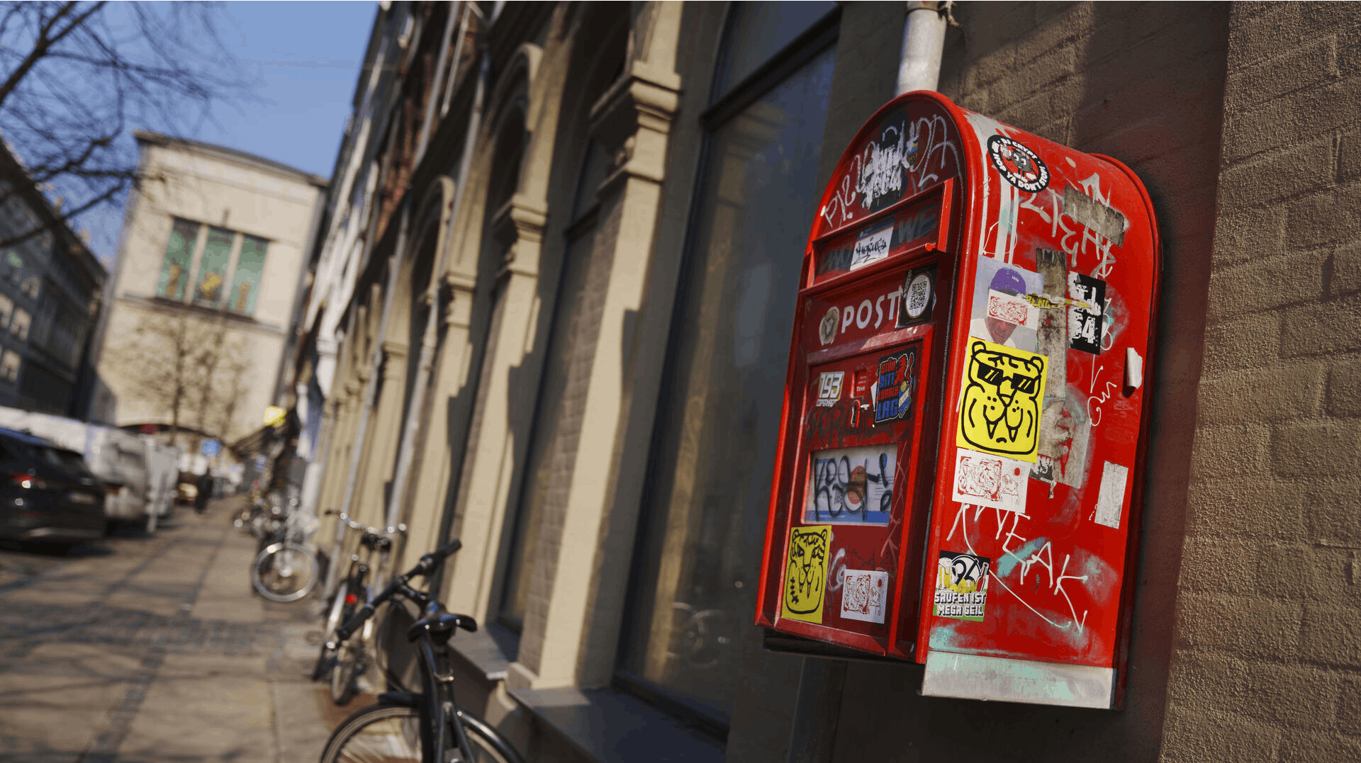 En æra slutter, og en ny begynder. De ikoniske røde postkasser fra PostNord bliver nu sat til salg til fordel for Danmarks Indsamling.