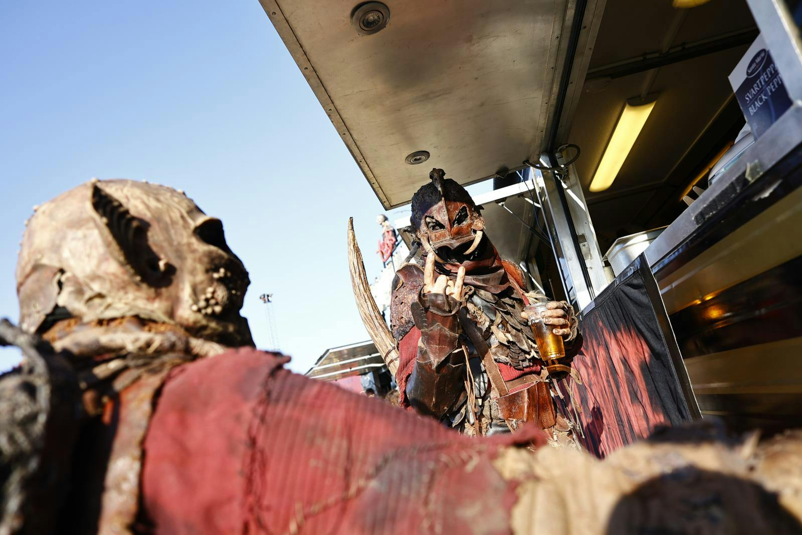 Det går voldsomt til på Copenhell, men det har aldrig været meningen, at folk skal komme til skade eller dø. Billedet her er fra årets festival - de to personer har ikke noget med dødsfaldet at gøre.
