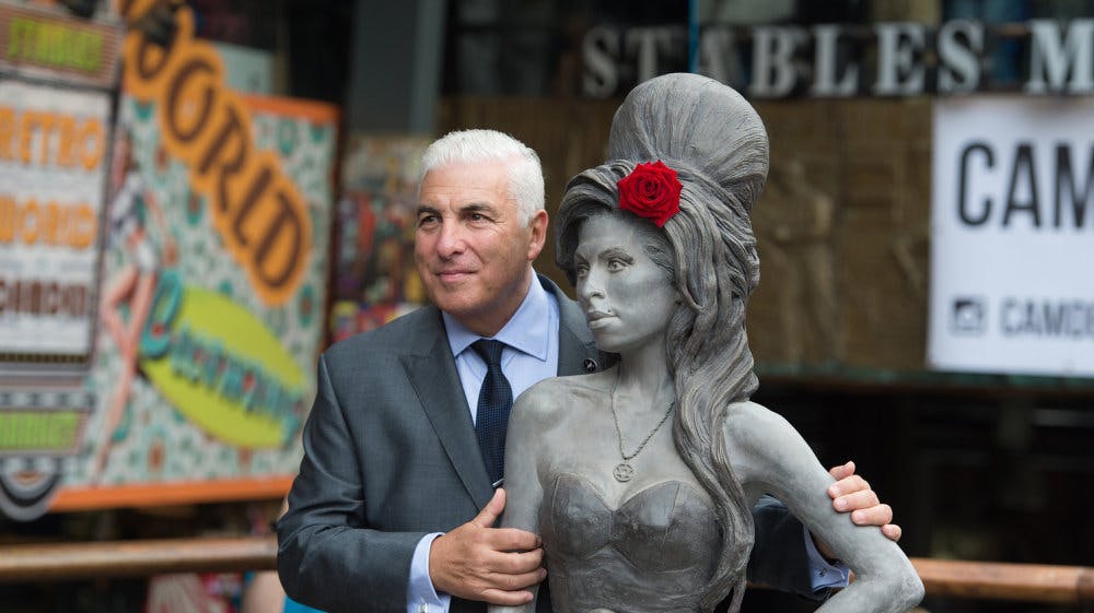 Mitch Winehouse bliver fotograferet i 2014 ved siden af en statue i London af hans afdøde datter, sangeren Amy Winehouse. (Arkivfoto). - Foto: Tim Ireland/Ritzau Scanpix