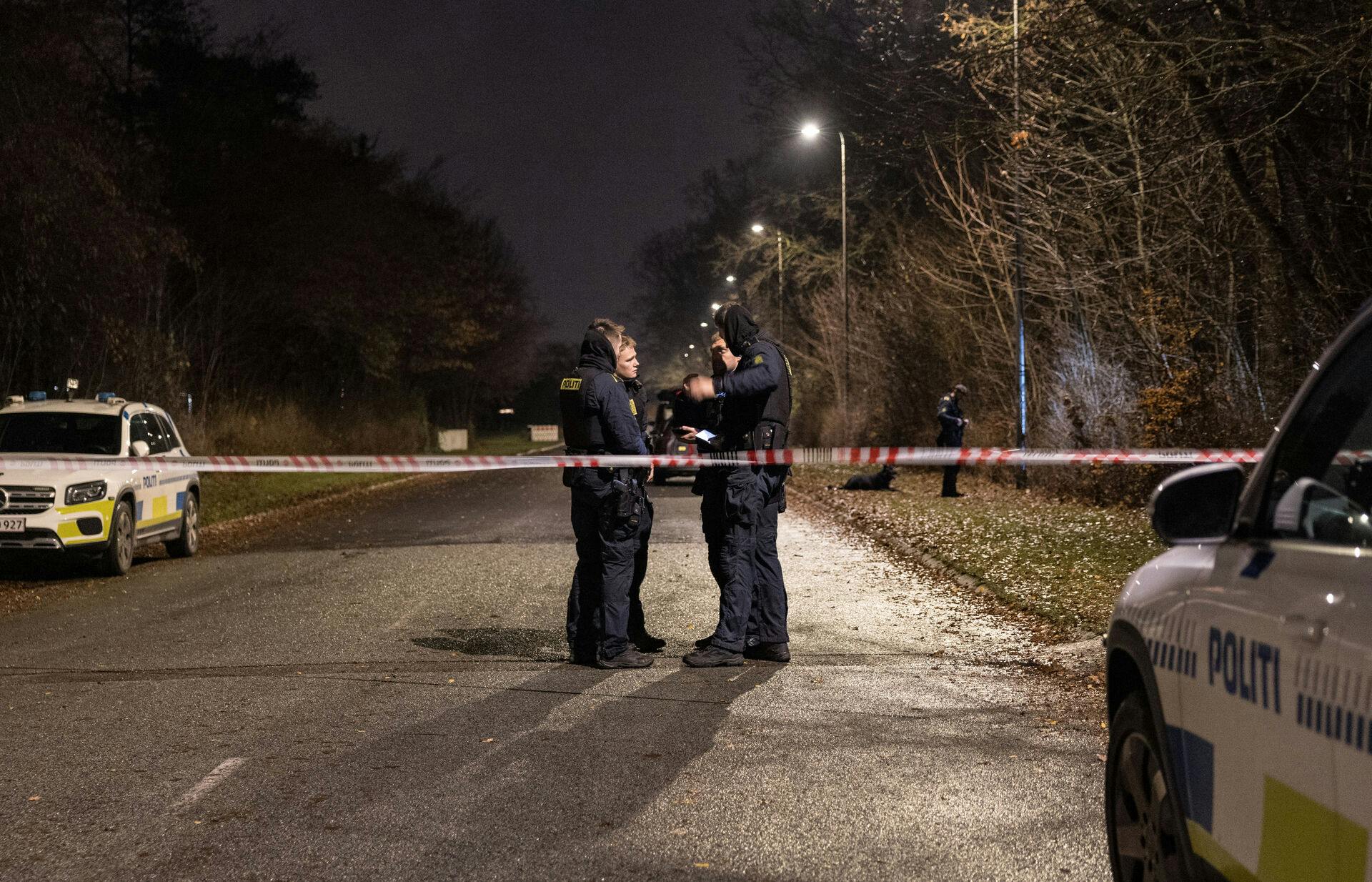 Politiet afspærrede omgående området i Ishøj, hvor den unge mand onsdag blev ramt af knivstik.