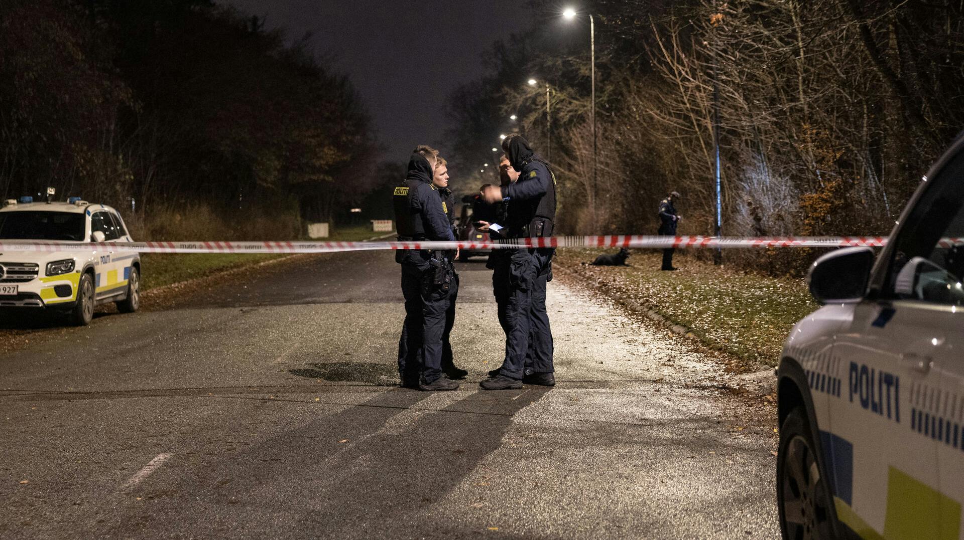 Politiet afspærrede omgående området i Ishøj, hvor den unge mand onsdag blev ramt af knivstik.