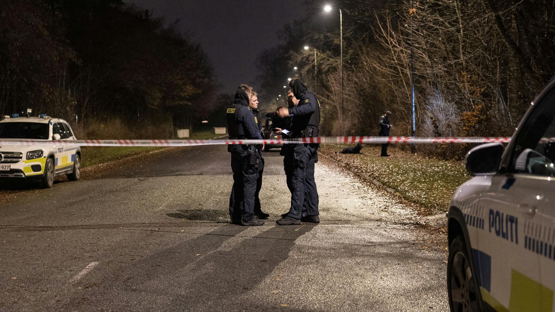 Politiet afspærrede omgående området i Ishøj, hvor den unge mand onsdag blev ramt af knivstik.