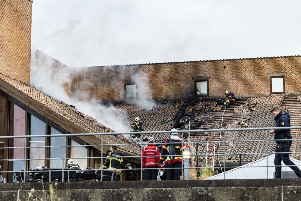 Politi og beredskab er til stede på et hotel i Korsør, hvorfra der tidligt onsdag morgen kom en anmeldelse om en brand.