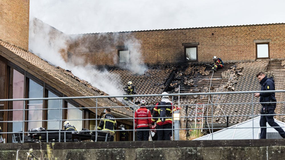 Politi og beredskab er til stede på et hotel i Korsør, hvorfra der tidligt onsdag morgen kom en anmeldelse om en brand.