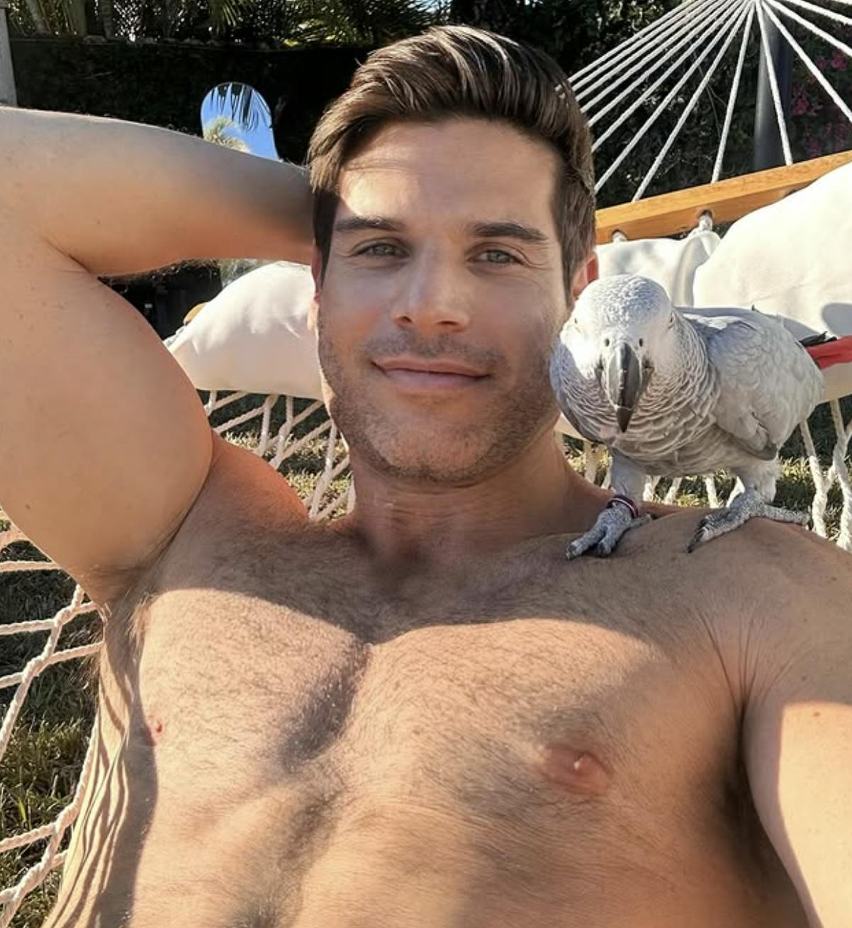 For blot to uger siden delte realitystjernen dette billede. Nu er han død.