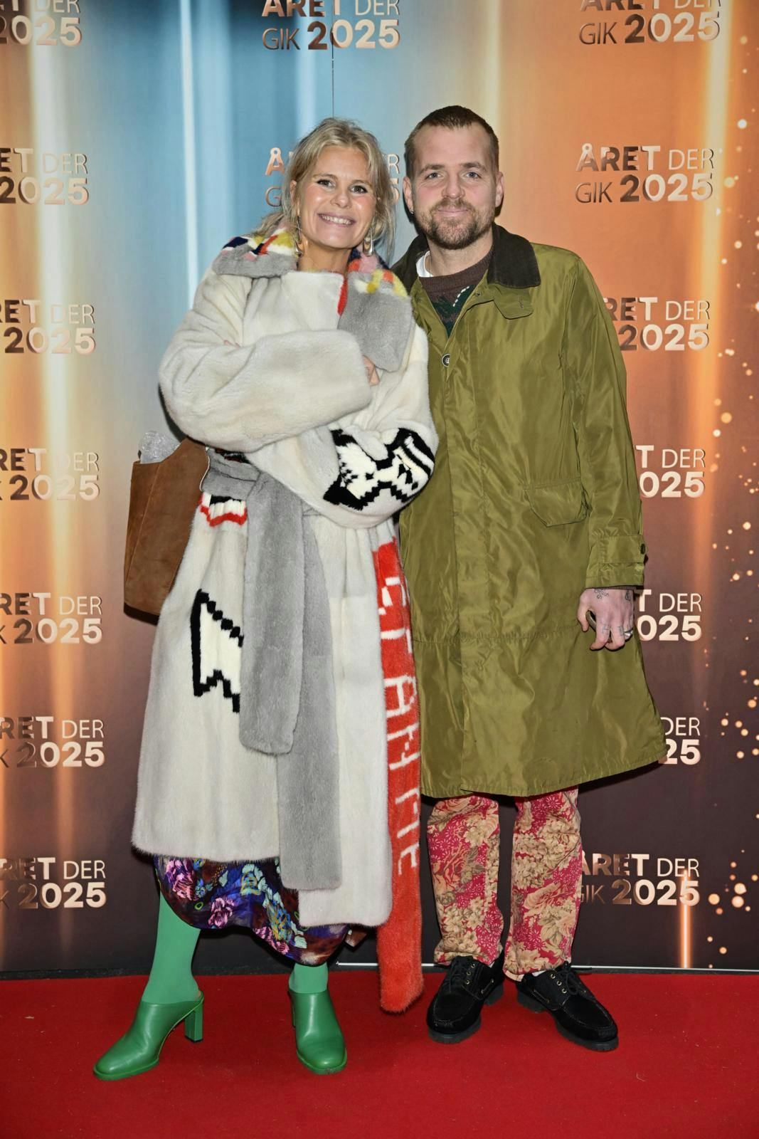 Joakim Ingversen havde naturligvis frue og medvært i "Hotel Romantik" Sofie Linde med under armen til "Året der gik" 2025.