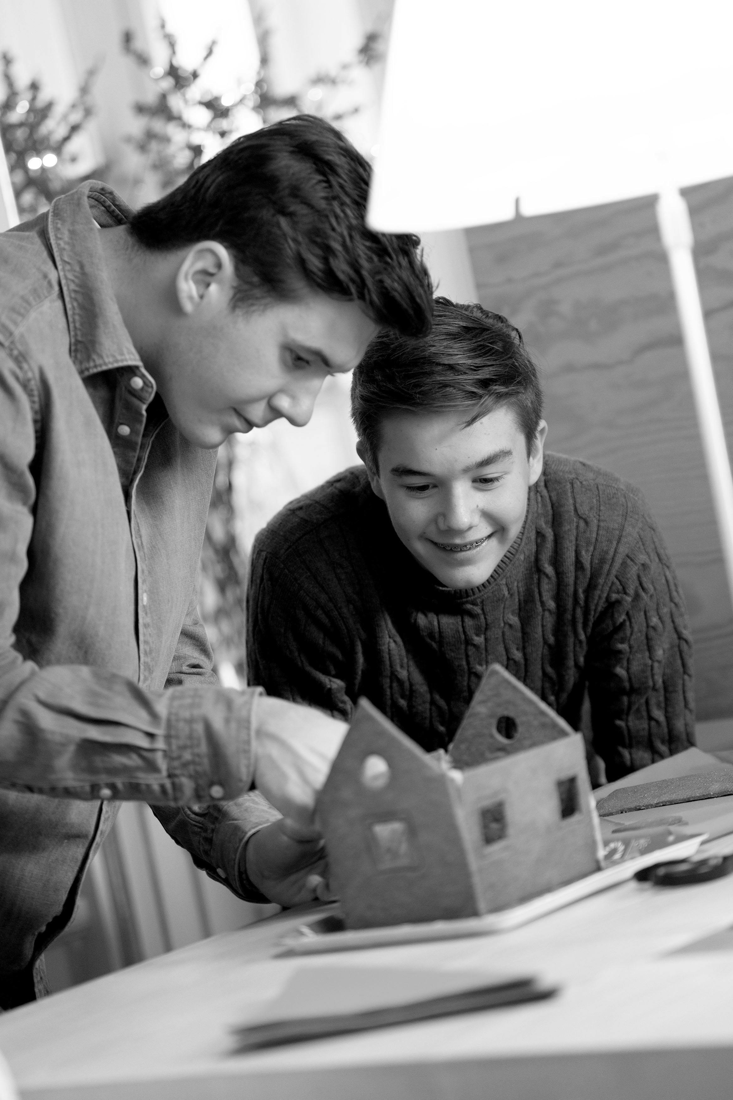 Kongeparrets børn bygger et julekagehus 2025