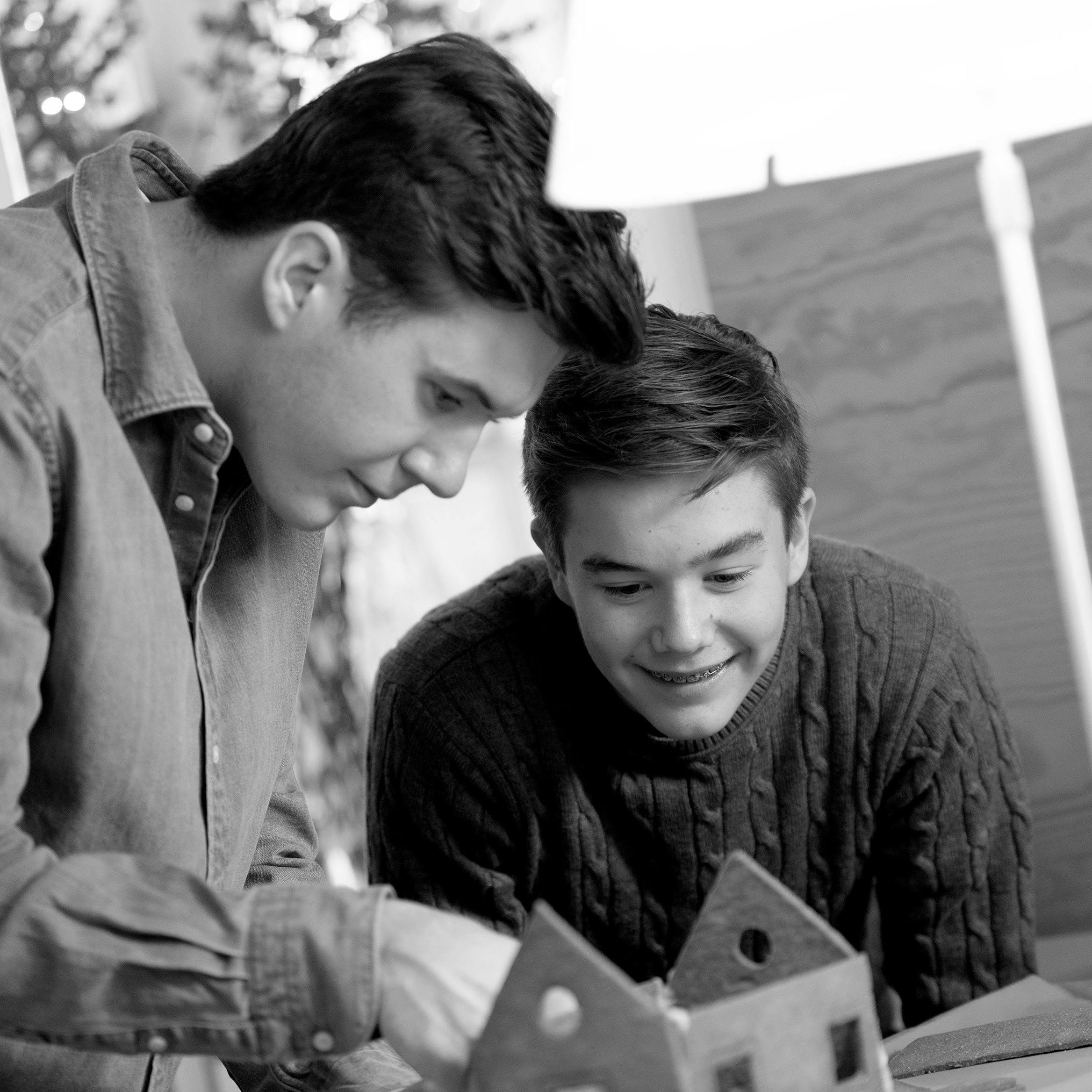 Kongeparrets børn bygger et julekagehus 2025