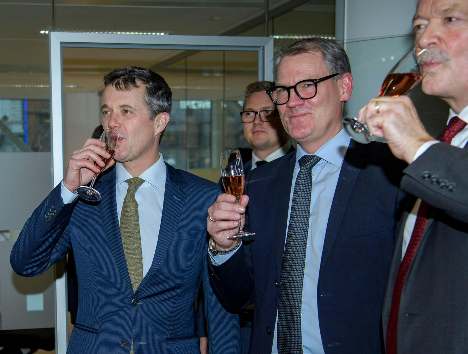 Thomas Bustrup (med glasset og brillerne midt i billedet) har i årevis været særdeles tæt på medlemmer af det danske kongehus. Her ses han sammen med daværende kronprins Frederik.