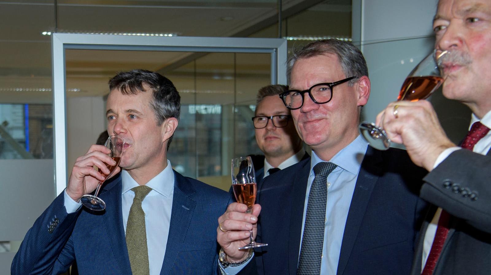 Thomas Bustrup (med glasset og brillerne midt i billedet) har i årevis været særdeles tæt på medlemmer af det danske kongehus. Her ses han sammen med daværende kronprins Frederik.