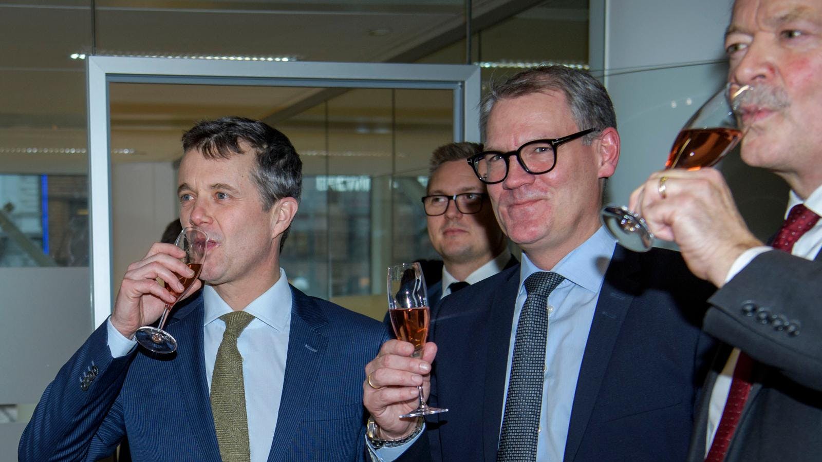 Thomas Bustrup (med glasset og brillerne midt i billedet) har i årevis været særdeles tæt på medlemmer af det danske kongehus. Her ses han sammen med daværende kronprins Frederik.