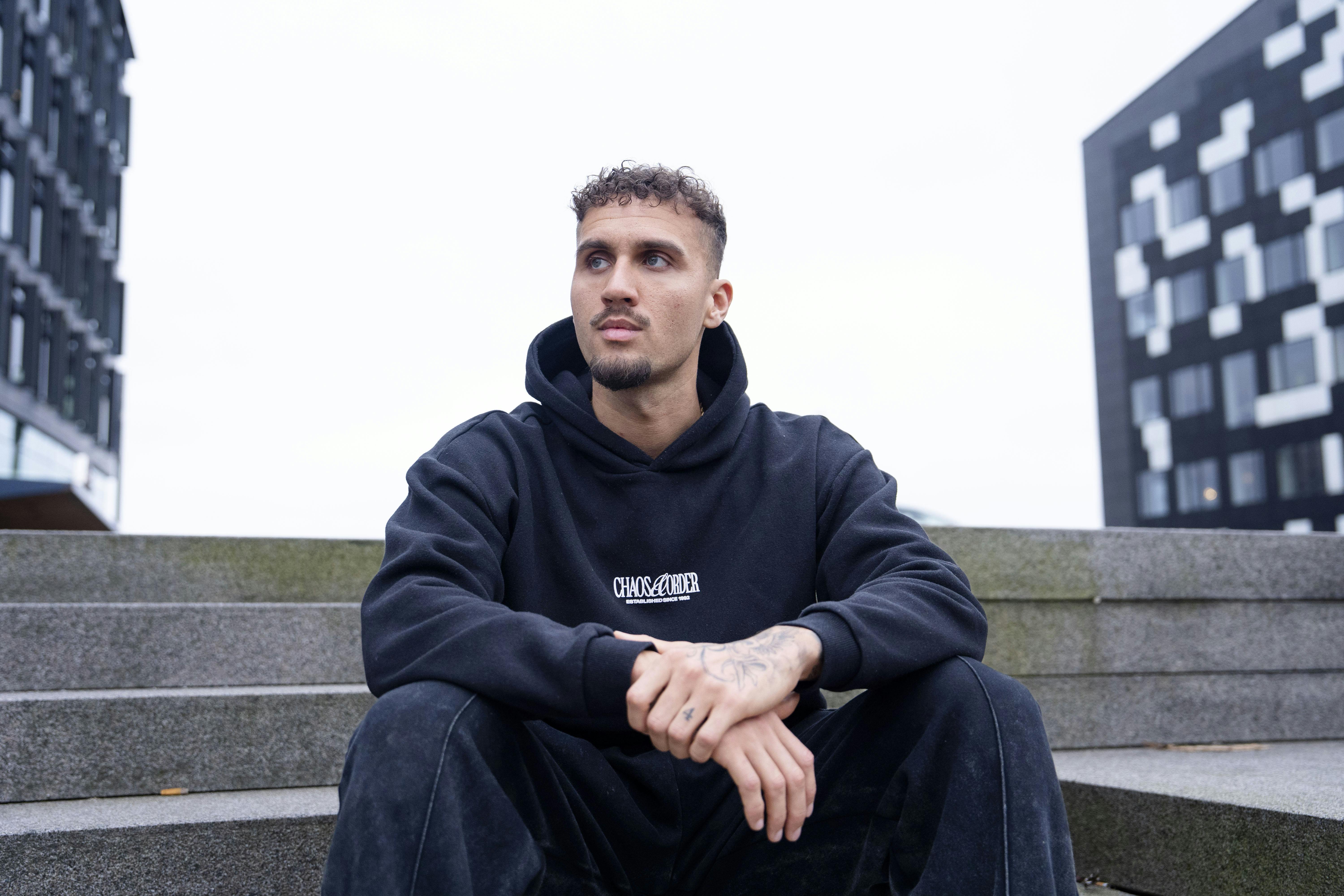 Anton Basbas spiller meget mere smart, end man så i "Robinson Ekspeditionen". Det indrømmer han selv i SE og HØR-podcasten "Sladderministeriet".