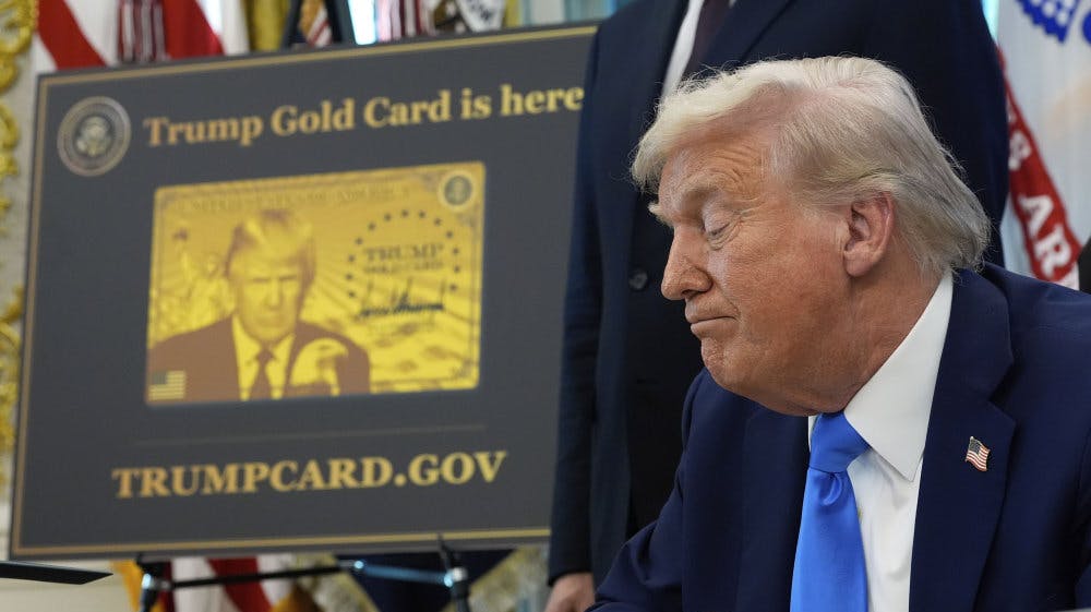 Et såkaldt Trump-guldkort blev fremvist i Det Ovale Værelse, mens USA's præsident, Donald Trump, underskrev dekreter den 19. september i år. (Arkivfoto). - Foto: Alex Brandon/Ritzau Scanpix