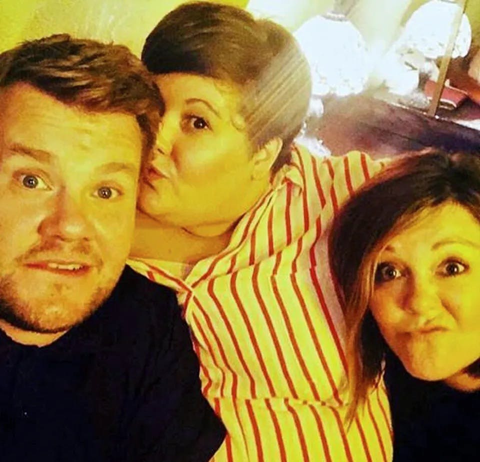 Hollywoodstjernen med sine to søstre.