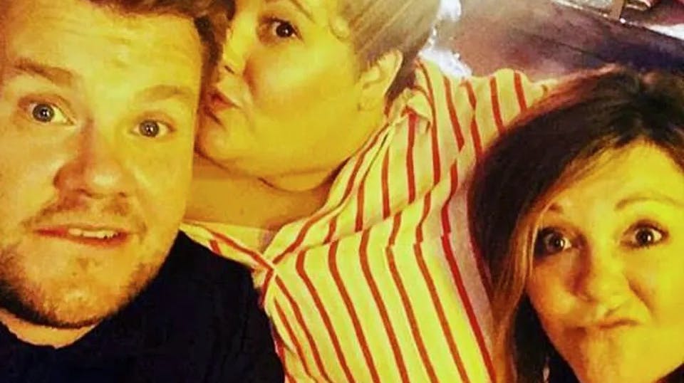 Hollywoodstjernen med sine to søstre.