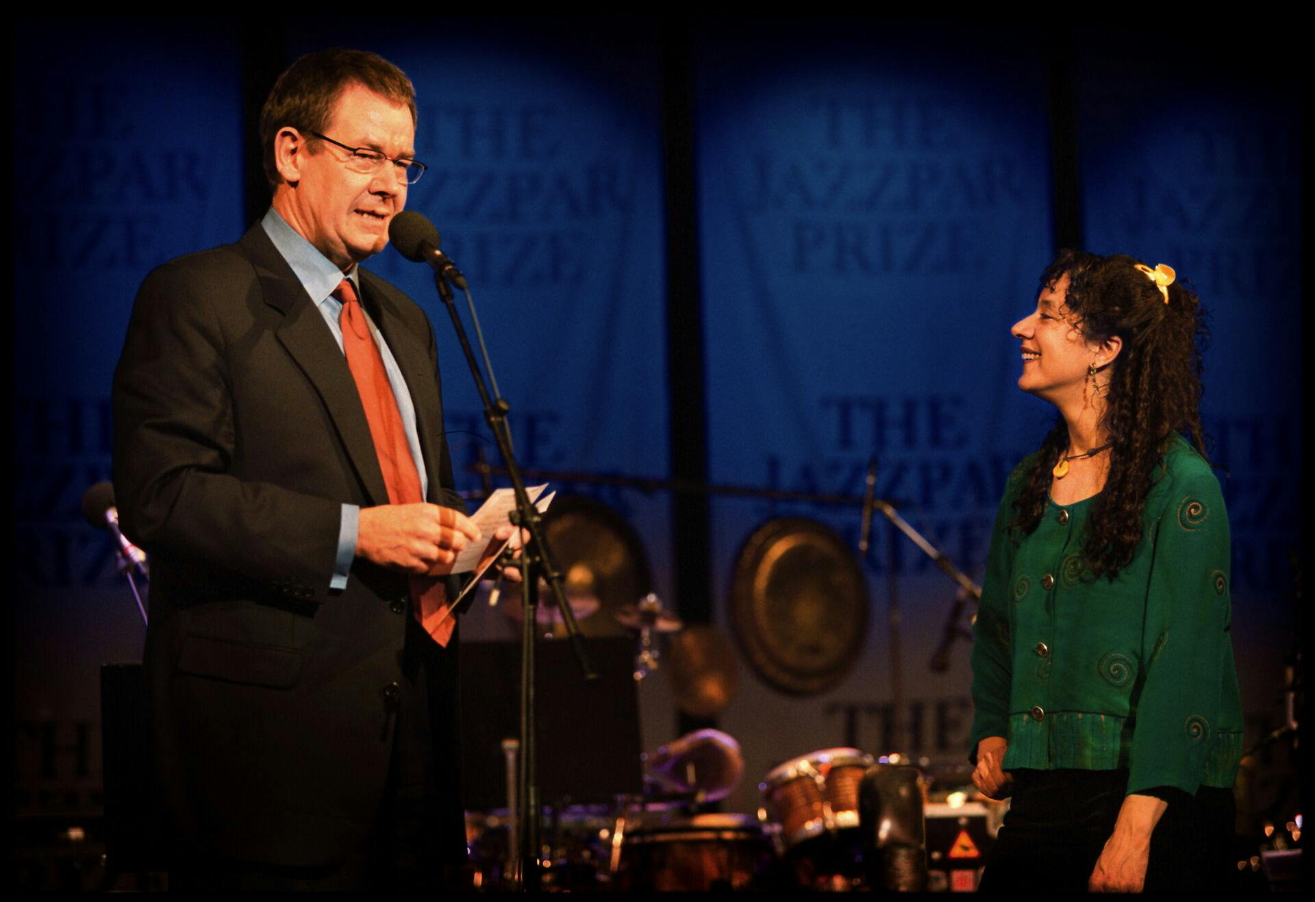 Her ses Marilyn Mazur i 2001, da hun fik overrakt Jazzpar Prisen af Poul Nyrup Rasmussen.