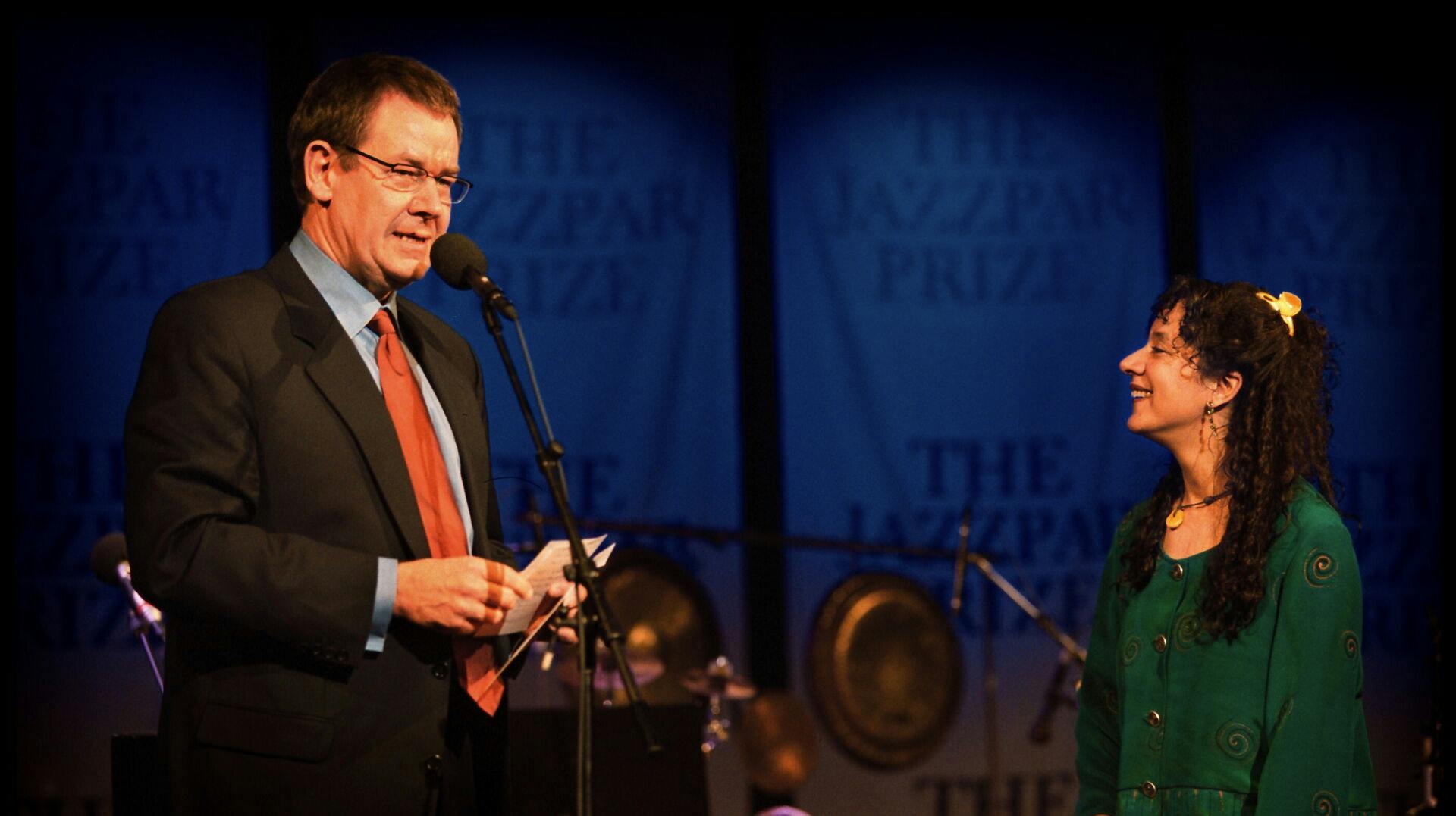 Her ses Marilyn Mazur i 2001, da hun fik overrakt Jazzpar Prisen af Poul Nyrup Rasmussen.