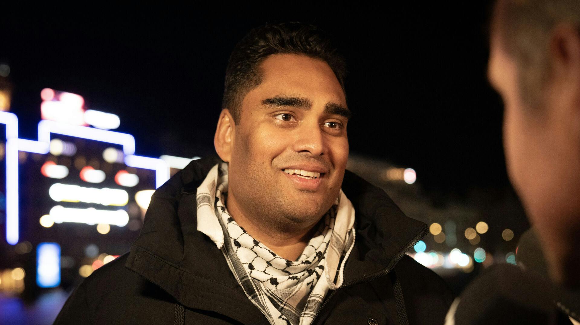 Sikandar Siddique fra Frie Grønne ankommer til Københavns Rådhus.