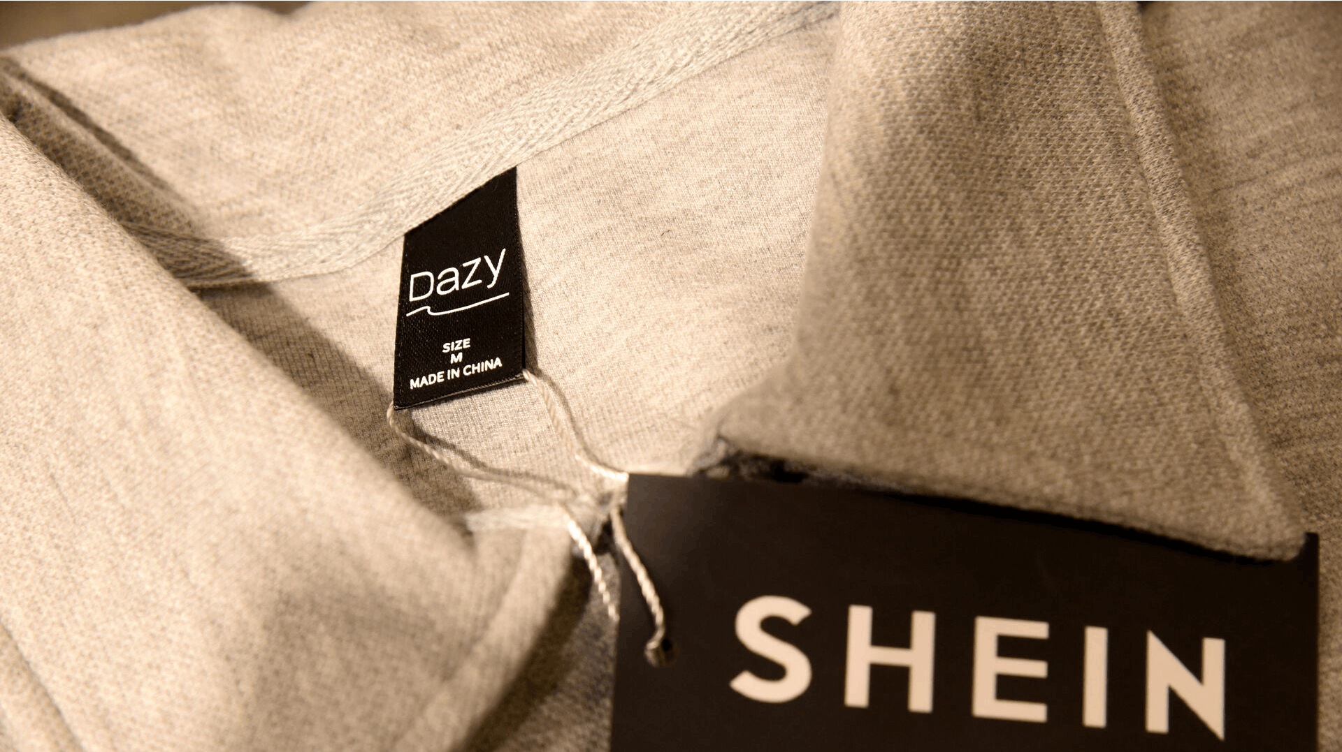 Små pakker fra kinesiske onlinebutikker som Temu og Shein vælter ind i EU – men fra 1. juli 2026 bliver de billigste forsendelser dyrere, når EU indfører en ny told på varer under 150 euro.