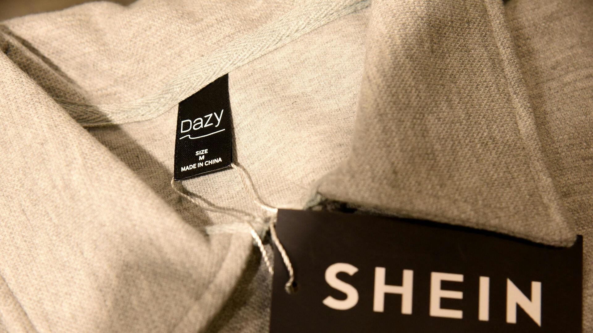 Små pakker fra kinesiske onlinebutikker som Temu og Shein vælter ind i EU – men fra 1. juli 2026 bliver de billigste forsendelser dyrere, når EU indfører en ny told på varer under 150 euro.