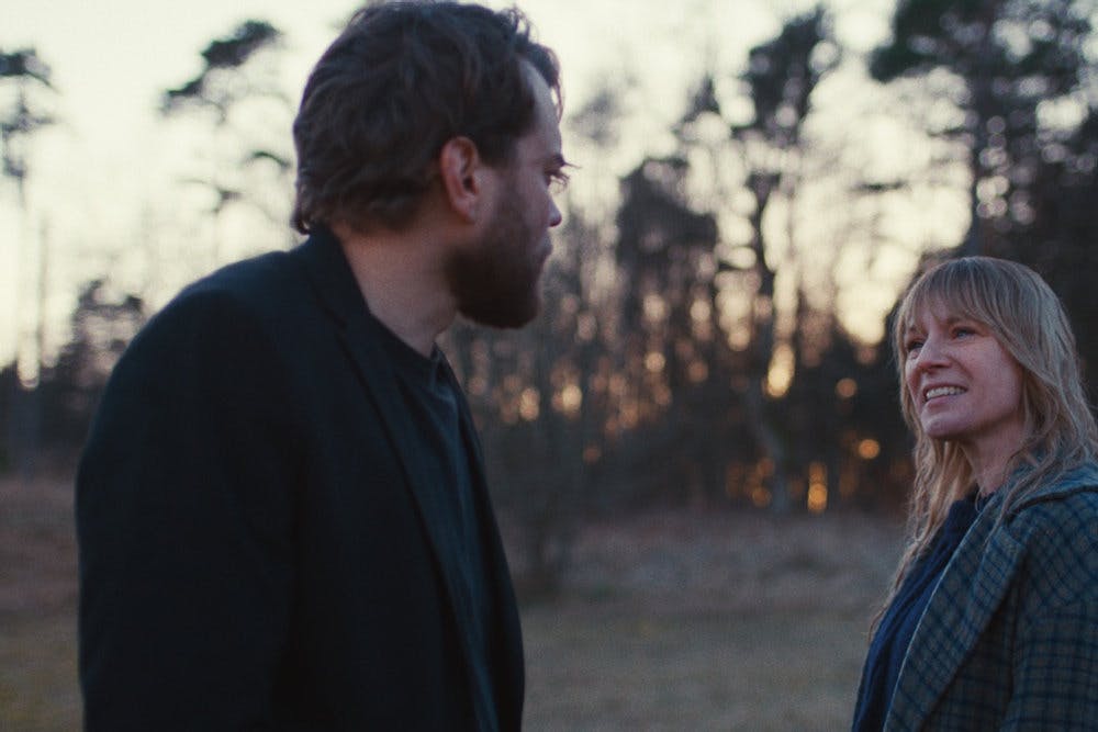 Iben Hjejle og Pilou Asbæk spiller søskendeparret Eva og Mads i serien "Den gode stemning". Fra mandag kan serien ses på TV 2 og TV 2 Play. - Foto: Laust Trier Mørk/TV 2/Free