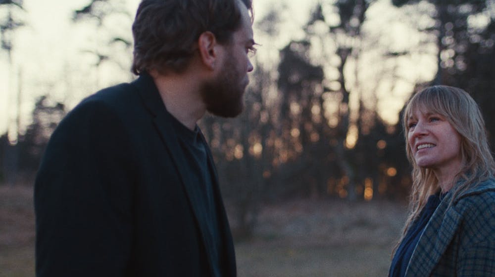 Iben Hjejle og Pilou Asbæk spiller søskendeparret Eva og Mads i serien "Den gode stemning". Fra mandag kan serien ses på TV 2 og TV 2 Play. - Foto: Laust Trier Mørk/TV 2/Free